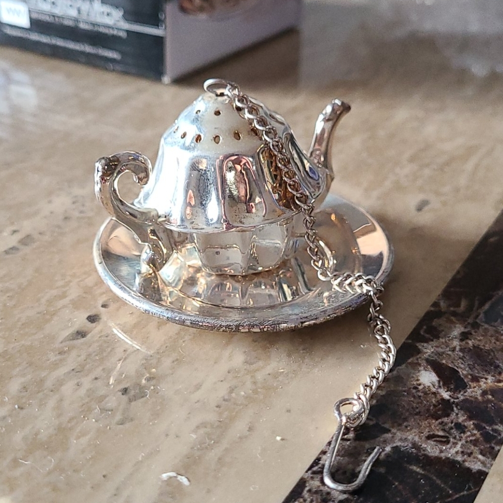 NWOT Adorable Silver-plated Tea Strainer